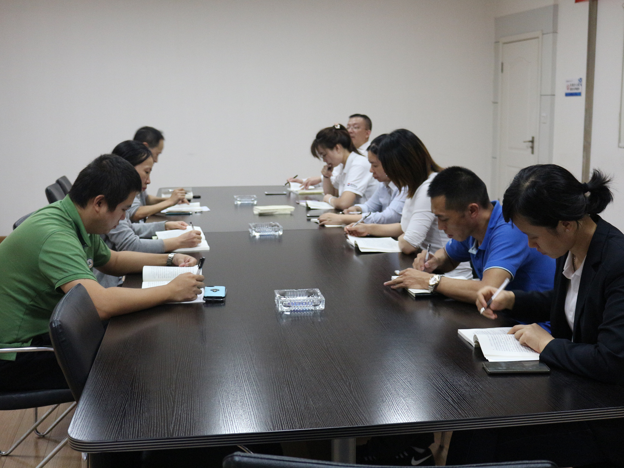 环宇汽车党员同志再次学习理论知识