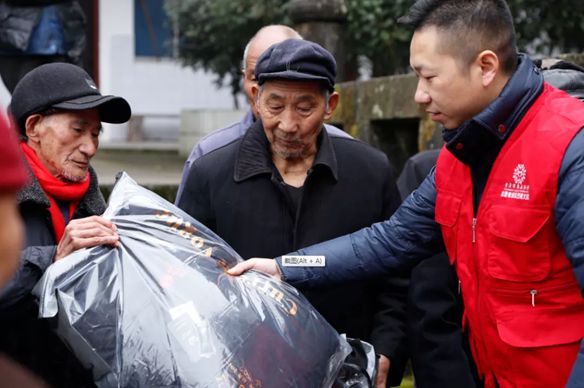 【助力乡村振兴，为老人送温暖】—环宇汽车公益行