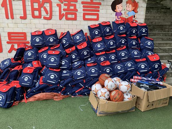 2022“大爱飞扬，童梦启航”环宇汽车公益活动走进双河口镇中心小学校