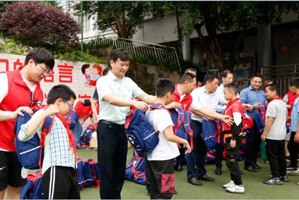 2022“大爱飞扬，童梦启航”环宇汽车公益活动走进双河口镇中心小学校