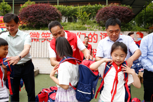 2022“大爱飞扬，童梦启航”环宇汽车公益活动走进双河口镇中心小学校