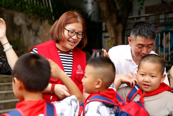 2022“大爱飞扬，童梦启航”环宇汽车公益活动走进双河口镇中心小学校