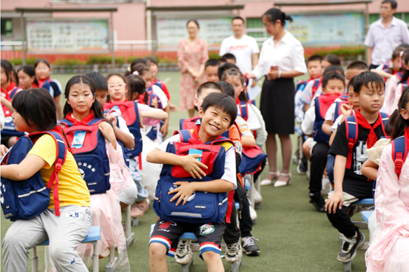 2022“大爱飞扬，童梦启航”环宇汽车公益活动走进双河口镇中心小学校