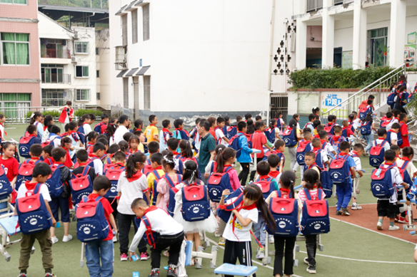 2022“大爱飞扬，童梦启航”环宇汽车公益活动走进双河口镇中心小学校