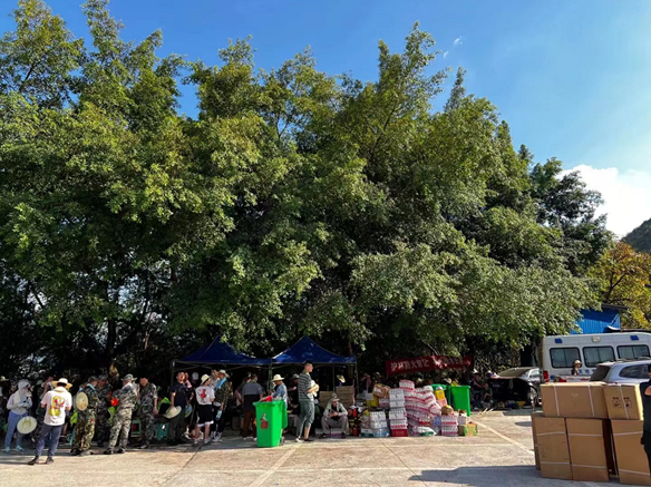 山火无情人有情，环宇人逆行而上