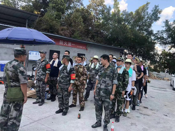 山火无情人有情，环宇人逆行而上