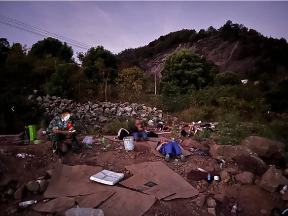 山火无情人有情，环宇人逆行而上