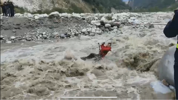 环宇汽车员工志愿者赶赴泸定地震灾区参加抢险工作