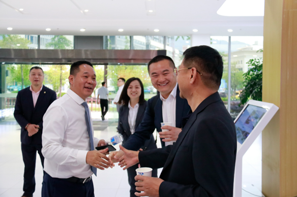 热烈欢迎中国汽车流通协会各位领导及同行、巴南区商务委主任刘智莅临指导工作