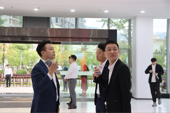 热烈欢迎中国汽车流通协会各位领导及同行、巴南区商务委主任刘智莅临指导工作