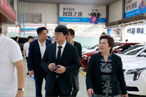 热烈欢迎中国汽车流通协会各位领导及同行、巴南区商务委主任刘智莅临指导工作