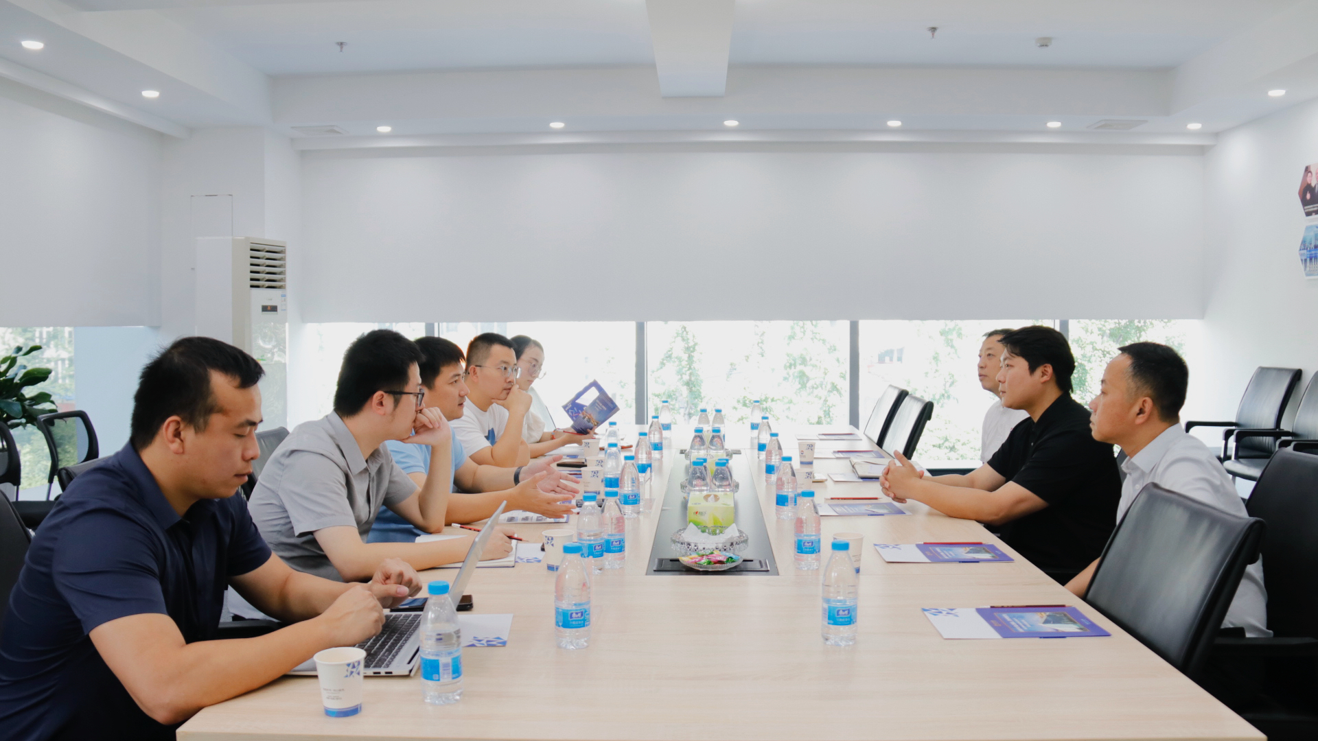 厦门信达国贸汽车高管考察重庆巴南二手车出口基地